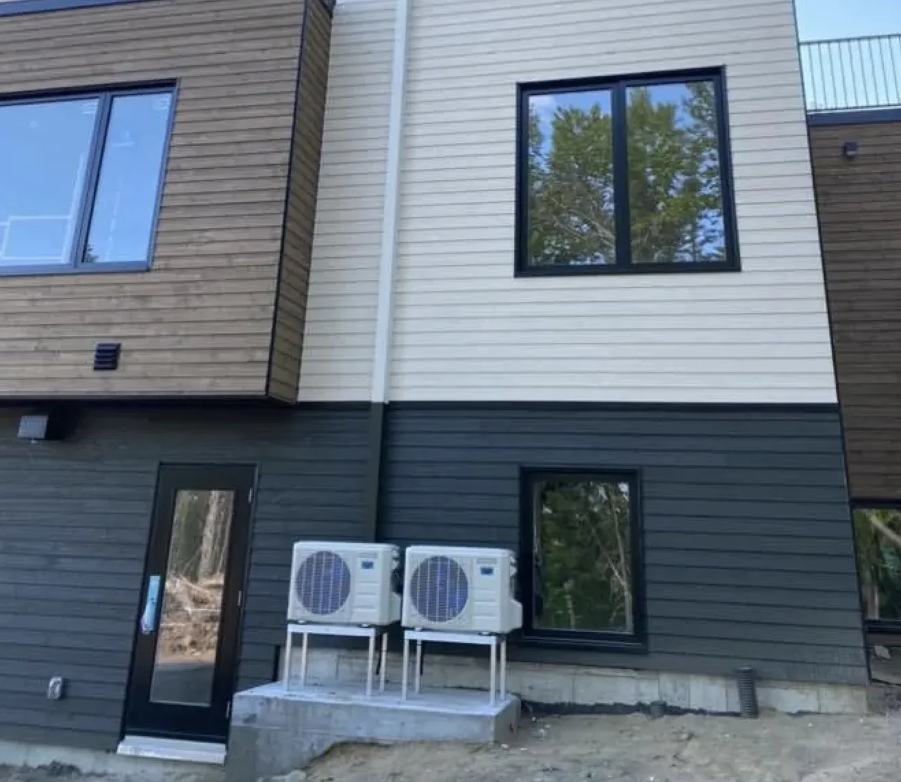 Unités de thermopompe installées avec habillage aluminium, résidence Québec